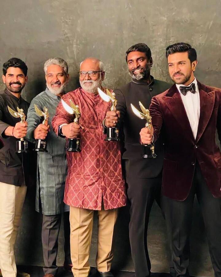 ఐదు అవార్డులు అందుకున్న ఆర్ఆర్ ఆర్ చిత్ర బృందం.  Image Credit: Ram Charan/ Instagram