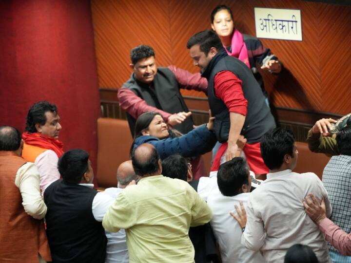 वहीं सदन में हुए हंगामें से पहले स्थाई समिति के सदस्यों के चुनाव में दिल्ली नगर निगम के कुल 250 पार्षदों में से 242 ने वोट डाला.