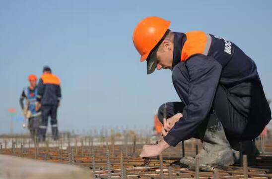 ਸੰਤਰੀ ਹੈਲਮੇਟ ਆਮ ਤੌਰ 'ਤੇ ਸੜਕ ਨਿਰਮਾਣ ਦਾ ਕੰਮ ਕਰਨ ਵਾਲੇ ਮਜ਼ਦੂਰਾਂ ਲਈ ਹੁੰਦਾ ਹੈ।