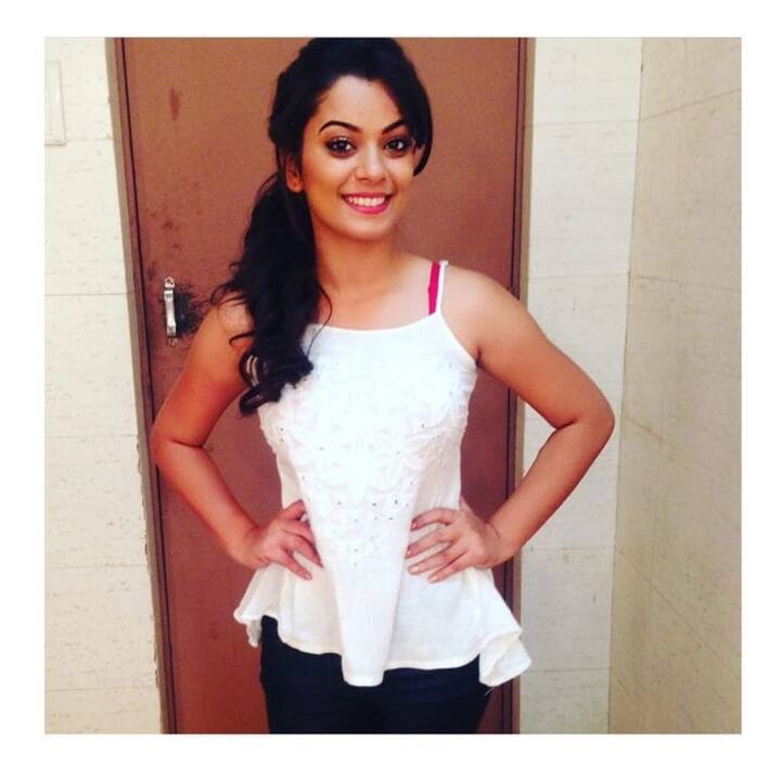 निधि झा की इन तस्वीरों में जमीन आसमान का फर्क देखने को मिल रहा है.