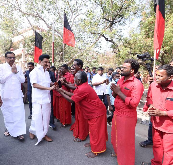 ஈரோடு கிழக்குத் தொகுதி இடைத்தேர்தல் நாளை மறுநாள் நடைபெற உள்ள நிலையில், இன்றுடன் பரப்புரை ஓய்கிறது