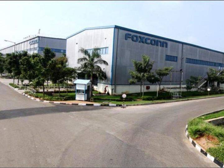 दुनिया की सबसे प्रीमियम कंपनियों में से एक एपल ने भी भारत में अपने कुछ डिवाइस का निर्माण शुरू कर दिया है. कंपनी 2019 से भारत में मैन्युफैक्चरिंग कर रही है. एपल के लिए आईफोन असेंबल करने वाली कंपनी फॉक्सकॉन का तमिलनाडु के श्रीपेरंबदूर में प्लांट है.