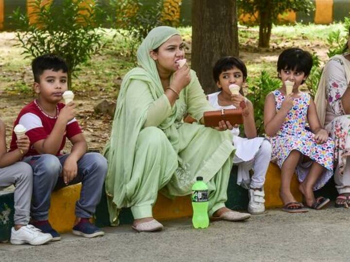 विभाग से मिली जानकारी के मुताबिक मार्च के महीने में ही पारा 35 डिग्री के ऊपर तक भी जा सकता है.