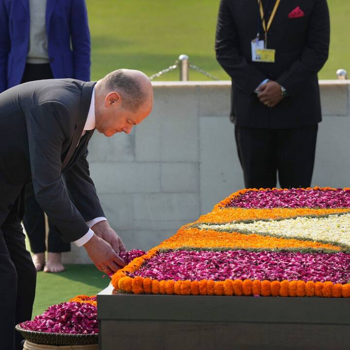 ভারতে পা রেখে নিউদিল্লির রাজঘাটে যান জার্মানির চ্যান্সেলর। সেখানে মহাত্মা গাঁধীর সমাধিস্থলে ফুলের মালা দিয়ে শ্রদ্ধা জানান।