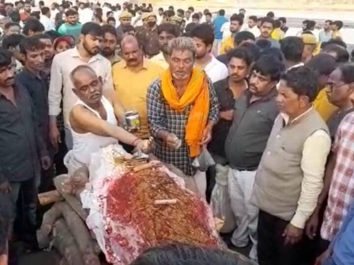 Prayagraj Umesh Pal Murder Case Body sent for cremation Daraganj Ghat ANN Umesh Pal Murder: 'हत्यारों को फांसी दो' के नारों के बीच हुआ उमेश पाल का अंतिम संस्कार, बड़े भाई ने दी मुखाग्नि