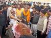 Umesh Pal Murder: 'हत्यारों को फांसी दो' के नारों के बीच हुआ उमेश पाल का अंतिम संस्कार, बड़े भाई ने दी मुखाग्नि