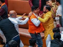 Delhi MCD में एक दूसरे पर हमलावर हुए माननीय, किसी ने पकड़ी कॉलर तो किसी ने माइक, देखें तस्वीरें
