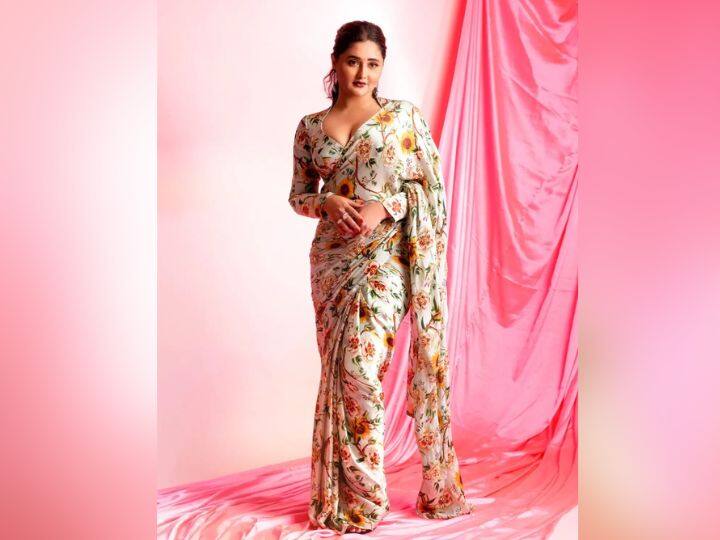 अभिनेत्री के लुक की बात करें तो उन्होनें फ्लोरल डिजाइन की साड़ी पहनी हुई हैं, साथ ही बालों की पोनीटेल बनाई हुई हैं. साथ ही ईयररिंग्स पहने हुए हैं.