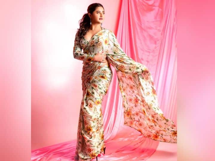 खुद को साड़ी में सबसे अलग दिखाना चाहती हैं तो एक बार रश्मि देसाई के इन लुक्स पर भी नजर डाल सकती हैं. इस तरह का स्टाइल आपके लिए परफेक्ट साबित हो सकता है.