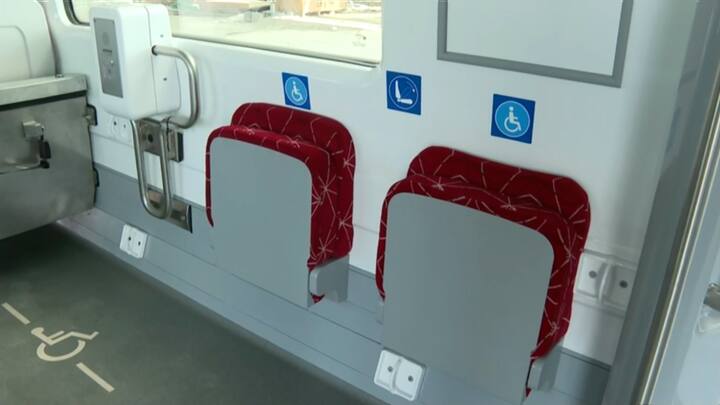 अंदर से रैपिड रेल की खासियत देखेंगे तो एक कोच में 6 कैमरों से लैस रैपिड रेल की आरामदायक सीट्स देखकर आपको आनंद आ जाएगा.