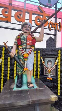 Sangli News : जय जवान, जय किसान! खानापूर तालुक्यातील खंबाळेत एकाच पुतळ्यातून सन्मान!