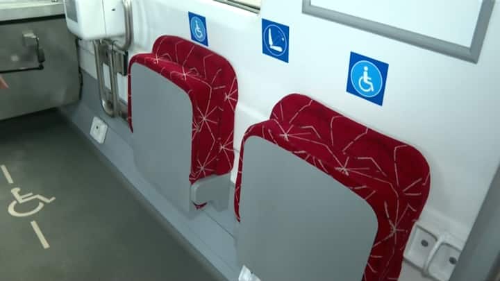 अपने ट्रायल रन के लिए देश की पहली रैपिड रेल दौड़ रही है. एयरो डायनॉमिक फ़ेस वाली इस ट्रेन सेट में दोनों ओर पायलट केबिन हैं जिसमें सिर्फ़ एक-एक पायलट के बैठने की व्यवस्था है. इस रैपिड रेल ट्रेन सेट में 6 कोच हैं जिसमें 1 प्रीमियम क्लास है तो 5 नार्मल क्लास कोच हैं. एक कोच में करीब 72 सीटें दी गई हैं. रैपिड रेल 160 किलोमीटर प्रति घंटे की रफ्तार से चलेगी जबकि इसकी टॉप स्पीड 180 किलोमीटर प्रति घंटा है.