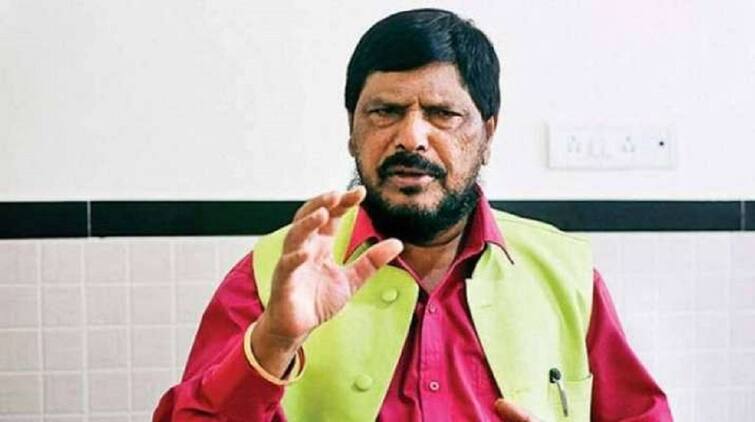 maharashtra nashik news Ramdas Athawale criticizes government over Aurangabad name change Nashik Ramdas Athawale : शहरांची नावं बदलून विकास होत नसतो, मंत्री रामदास आठवले यांचा सरकारला घरचा आहेर