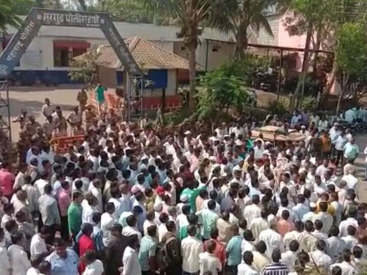 शेकडोंच्या संख्येने एकत्रित येत या कार्यकर्त्यांनी आज मुरगूड पोलिस ठाण्यासमोर मुश्रीफ यांच्या समर्थनार्थ घोषणाबाजी केली.