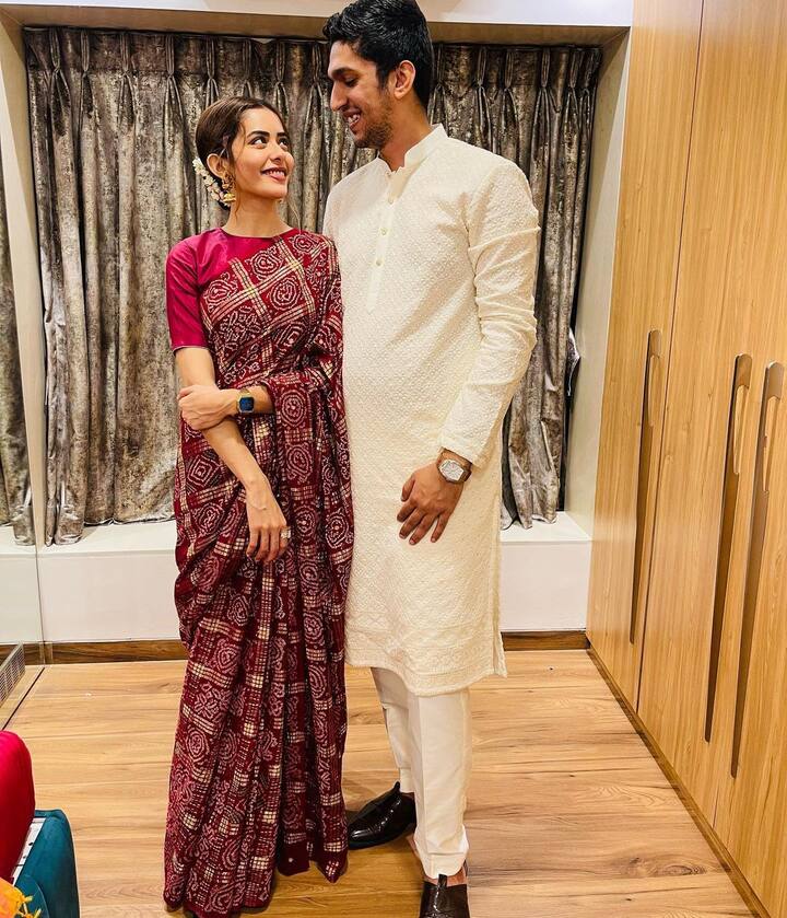 सना सैय्यद सोशल मीडिया पर काफी एक्टिव रहती हैं. उन्हें 5 लाख 77 हजार लोग फॉलो करते हैं. पर्सनल लाइफ की बात करें तो एक्ट्रेस ने 2021 में बॉयफ्रेंड इमाद शामसी से शादी की थी.