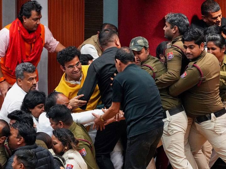 वहीं इस चुनाव में 8 पार्षदों ने वोट नहीं की. स्थाई समिति के सदस्यों के चुनाव में  कांग्रेस की केवल एक पार्षद ने वोट डाला.