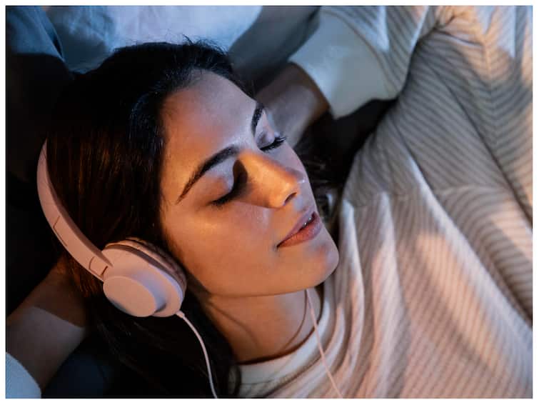 Is it okay to fall asleep listening to music it affects on your mind and ears too क्या म्यूजिक सुनते हुए सो जाना ठीक रहता है? पढ़िए आपके दिमाग पर क्या होता है इसका असर