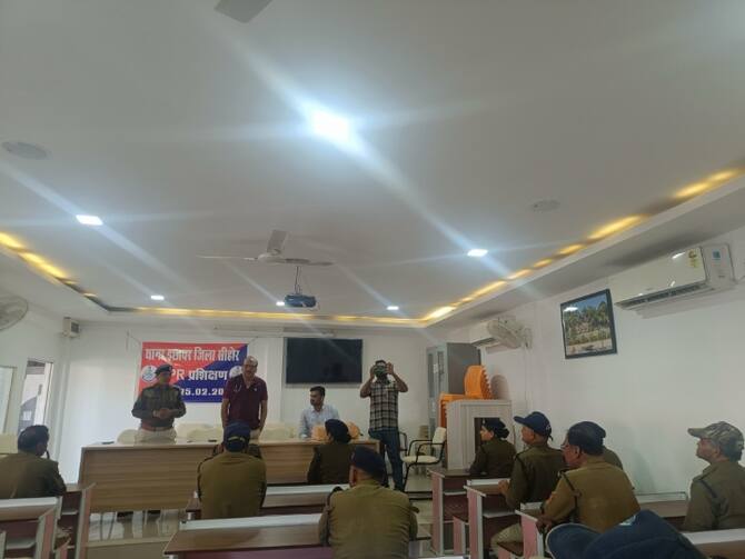 DGP Starts CPR Training For MP Police Many Lives Will Be Saved In Emergency  Situations | अपनी सांस देकर दूसरों की जान बचाएगी MP पुलिस, DGP ने भोपाल में  किया प्रशिक्षण का