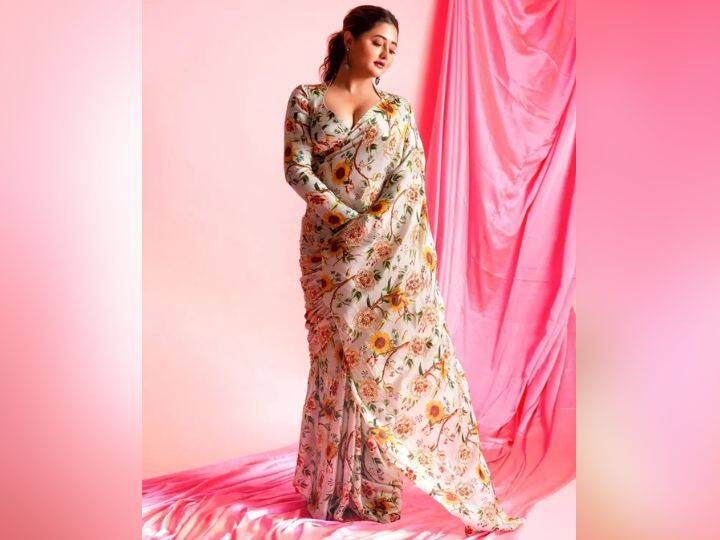 रश्मि देसाई टीवी का जाना-माना चेहरा है. एक्ट्रेस के फैंस भी काफी ज्यादा संख्या में हैं. उनके हर एक लुक को देखकर सोशल मीडिया पर कमेंट्स की बाढ़ आ जाती हैं.