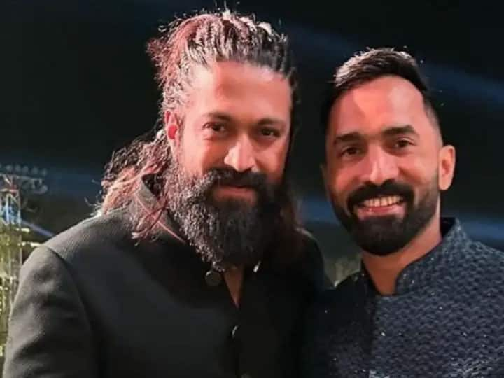 Dinesh Karthik के साथ वायरल हुई 'केजीएफ' फेम Yash की लेटेस्ट फोटो, शादी में एक्टर का दिखा डैशिंग लुक