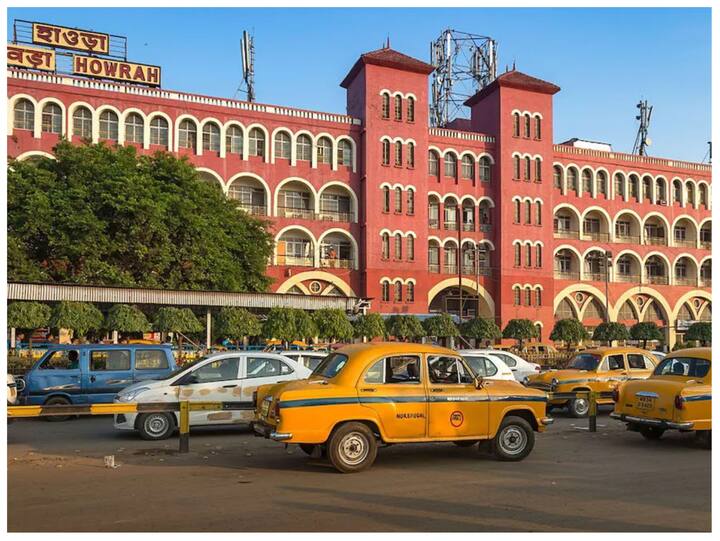 बात अगर कोलकाता के हावड़ा जंक्शन स्टेशन की करें तो यह प्लेटफॉर्म की संख्या के मामले में देश का सबसे बड़ा रेलवे स्टेशन है. इस स्टेशन पर 24 प्लेटफॉर्म हैं. भारत के किसी भी रेलवे स्टेशन पर इससे ज्यादा प्लेटफॉर्म नहीं है.