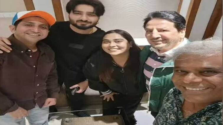 punjabi singer afsana khan shares photos with gurdas maan congratulates him on becoming grandfather Afsana Khan: ਅਫਸਾਨਾ ਖਾਨ ਨੇ ਗੁਰਦਾਸ ਮਾਨ ਨਾਲ ਸ਼ੇਅਰ ਕੀਤੀ ਤਸਵੀਰ, ਗਾਇਕ ਨੂੰ ਦਾਦਾ ਬਣਨ ਦੀ ਇੰਜ ਦਿੱਤੀ ਵਧਾਈ