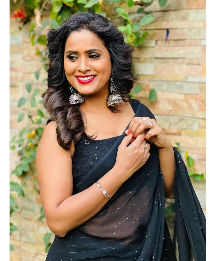 స్క్రీన్ పై వయసుకి మించిన పాత్రలు చేస్తున్న ప్రశాంతి.. ఎప్పటికప్పుడు ఇన్ స్టా గ్రామ్ లో ట్రెండీ ఫొటోస్ షేర్ చేస్తుంటుంది.
