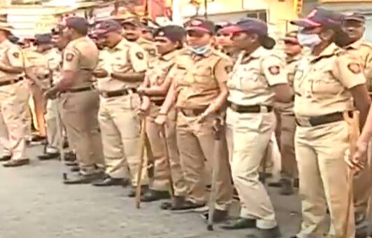 उपोषणादरम्यान कोणताही अनुचित प्रकार घडू नये यासाठी पोलिसांचा ताफा तैनात करण्यात आला आहे.