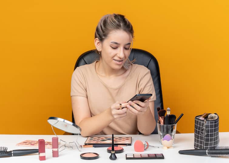 Online makeup shopping dos and donts which product buy online or offline check all tips मेकअप की ऑनलाइन शॉपिंग करते समय न करें ये गलती, वरना डूब जाएगा पैसा और होगा पछतावा