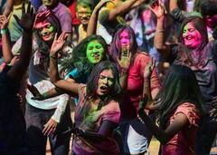 Holi 2023: होली का हर रंग कुछ कहता है, क्या कहता है आपका पंसदीदा रंग आइये जानें