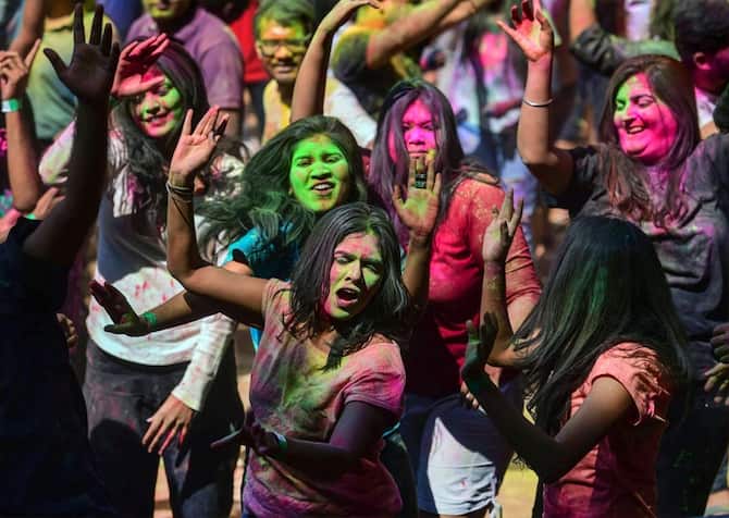 गुलाबी रंग- गुलाबी रंग का गुलाल प्यार का प्रतीक है, इसे हम अपने प्रिय जनों को लगाते है, जिनसे हमें सबसे ज्यादा प्यार करते हैं.