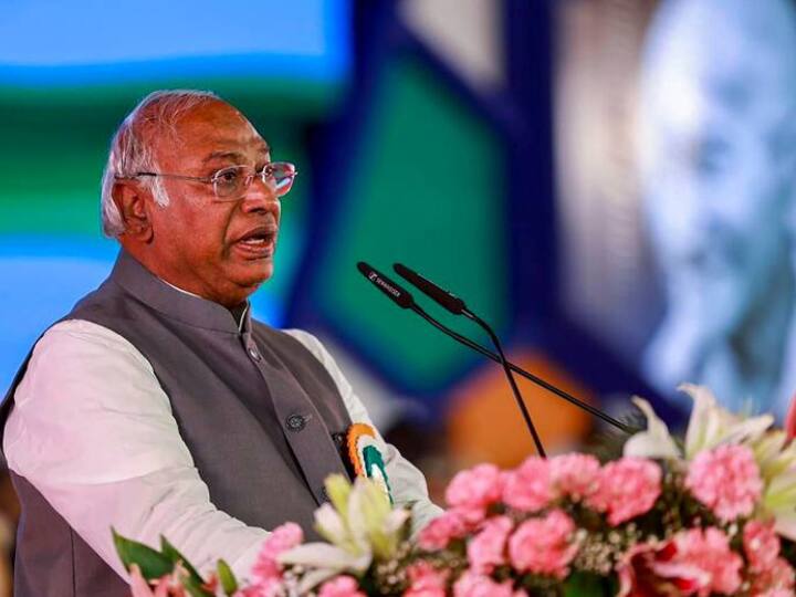 Congress Plenary Session: 'आकाश-धरती और पाताल, सब बेच रहे...', कांग्रेस के 85वें अधिवेशन में मोदी सरकार पर बरसे खरगे