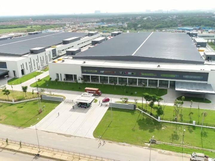 ओप्पो और वीवो सहित अन्य चीनी स्मार्टफोन कंपनियों ने भी भारत में मैन्युफैक्चरिंग प्लांट स्थापित किए हैं. ओप्पो का मैन्युफैक्चरिंग प्लांट ग्रेटर नोएडा, उत्तर प्रदेश में है, जबकि वीवो का भी उसी स्थान पर मैन्युफैक्चरिंग प्लांट है. दोनों कंपनियां बजट के साथ-साथ प्रीमियम सेगमेंट को ध्यान में रखते हुए भारत में कई स्मार्टफोन मॉडल बनाती हैं.