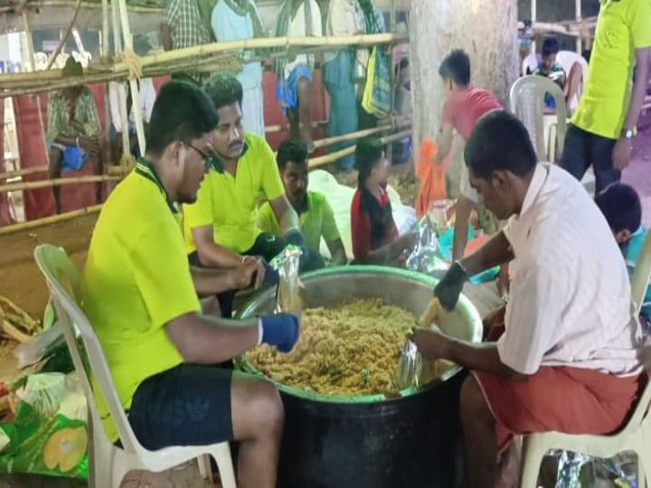 Madurai: Muniyandi Temple Biryani Festival Many devotees bought biryani TNN மதுரை: முனியாண்டி கோவில் பிரியாணி திருவிழா -   விடிய விடிய வரிசையில் நின்று பிரசாதத்தை வாங்கி சென்ற பக்தர்கள்