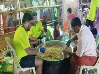 மதுரை: முனியாண்டி கோவில் பிரியாணி திருவிழா -   விடிய விடிய வரிசையில் நின்று பிரசாதத்தை வாங்கி சென்ற பக்தர்கள்
