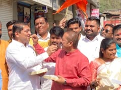 Nashik : पेढे वाटले, फटाके फोडले... औरंगाबादच्या नामांतरानंतर नाशिकमध्ये शिंदे गटाकडून सेलिब्रेशन