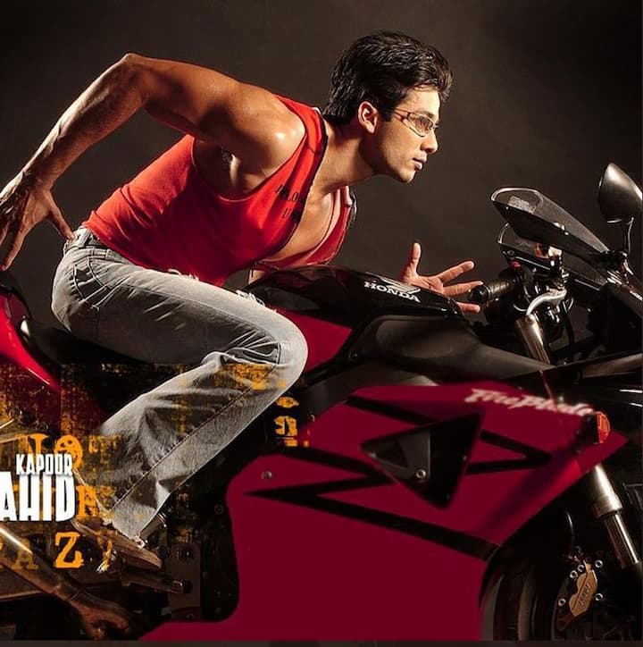 Apart from playing a romantic in the first half of the film, Shahid as Jai Malhotra wonderfully depicted the emotional arch of the character who falls head over heels for a woman but gets conned by her in the end. The film did not work that well at the box office but definitely showed that Shahid was here to stay and there was more to him than his cute face and dance moves.