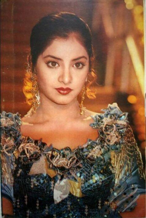 ਦੱਸਿਆ ਜਾਂਦਾ ਹੈ ਕਿ ਦਿਵਿਆ, ਨੀਤਾ ਅਤੇ ਸ਼ਿਆਮ ਸ਼ਰਾਬ ਪੀ ਰਹੇ ਸਨ। ਕੁਝ ਸਮੇਂ ਬਾਅਦ ਦਿਵਿਆ ਉਸ ਖਿੜਕੀ ਵੱਲ ਗਈ ਜਿੱਥੇ ਗਰਿੱਲ ਨਹੀਂ ਲੱਗੀ ਹੋਈ ਸੀ। ਅਚਾਨਕ ਉਹ ਪੰਜਵੀਂ ਮੰਜ਼ਿਲ ਤੋਂ ਹੇਠਾਂ ਡਿੱਗ ਗਈ ਅਤੇ ਉਸਦਾ ਪੂਰਾ ਸਰੀਰ ਖੂਨ ਨਾਲ ਲੱਥਪੱਥ ਹੋ ਗਿਆ। ਉਸ ਨੂੰ ਮੁੰਬਈ ਦੇ ਕੂਪਰ ਹਸਪਤਾਲ ਲਿਜਾਇਆ ਗਿਆ, ਜਿੱਥੇ ਥੋੜ੍ਹੀ ਦੇਰ ਬਾਅਦ ਦਿਵਿਆ ਦੀ ਮੌਤ ਹੋ ਗਈ।