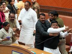 Delhi MCD में एक दूसरे पर हमलावर हुए माननीय, किसी ने पकड़ी कॉलर तो किसी ने माइक, देखें तस्वीरें