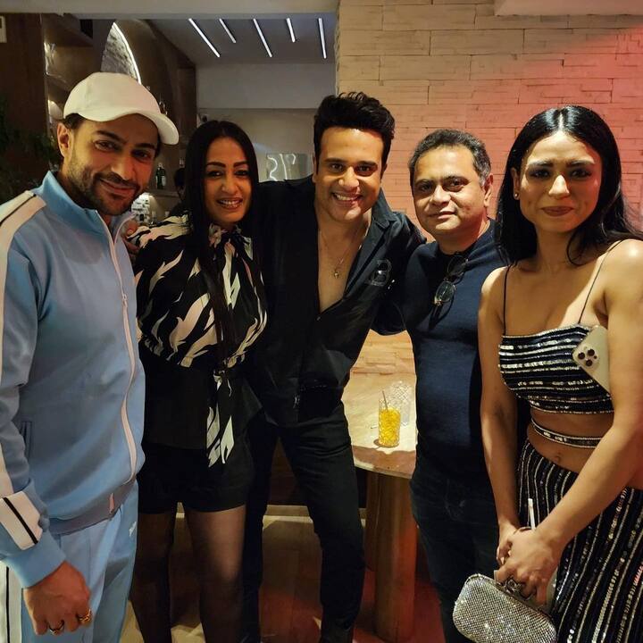 'बिग बझ' होस्ट करणारे कश्मीरा शाह आणि कृष्णा अभिषेकही पार्टीत दिसले. दोघांनी एकमेकांना काळ्या रंगाच्या पोशाखात ट्विन्स केले. या पार्टीत टीना दत्ता, गौतम विग आणि अंकित गुप्ता सहभागी झाले नव्हते. PC : endemolshineind (instagram)