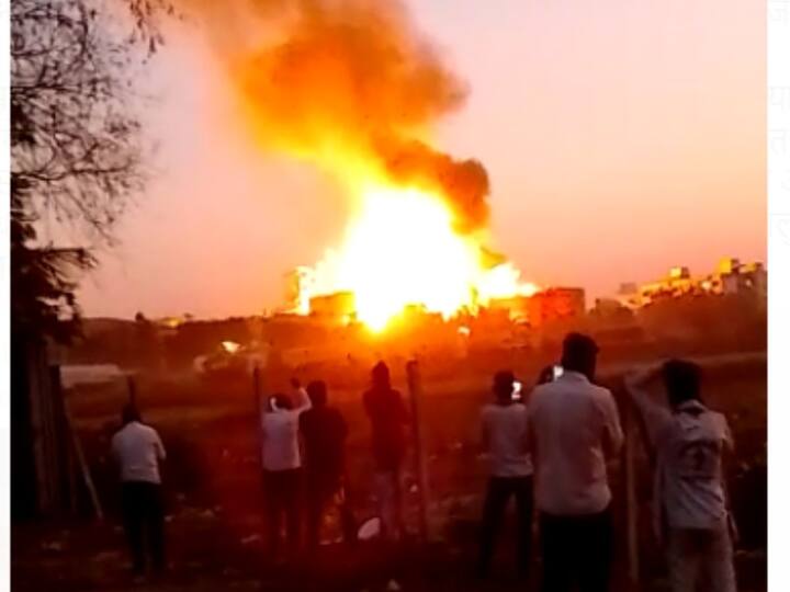 अहमदनगरमधील बाबुळगाव येथील गंगामाई साखर कारखान्याला भीषण आग लागली आहे.
