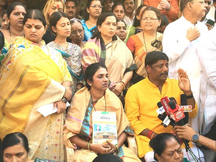 या उपोषणाला अनेक कार्यकर्त्यांनी गर्दी केली आहे.