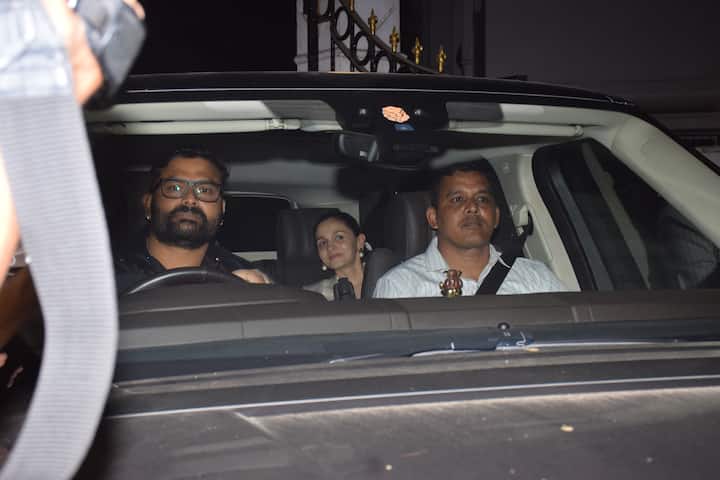 ‘गंगूबाई काठियावाड़ी’ एक्ट्रेस ने स्टेटमेंट पर्ल स्टड, डेवी मेकअप और मेसी बन के साथ अपने लुक को कंपलीट किया था.