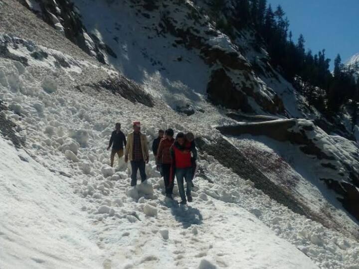 himachal pradesh Snowfall Increased  Problems Of People In Chamba Walking Seven kilometer Sick Woman Taken To Hospital Ann Chamba News: बर्फबारी ने बढ़ाई आम लोगों की परेशानी, सात किलोमीटर पैदल चलकर बीमार महिला को पहुंचाया अस्पताल