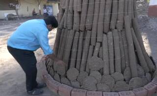 Surat: સુરતમાં 10 હજારથી વધુ તરછોડેલી ગાયોના છાણમાંથી 60 ટન ગૌ-કાષ્ટ તૈયાર કરી પ્રગટાવવામાં આવશે વૈદિક હોળી