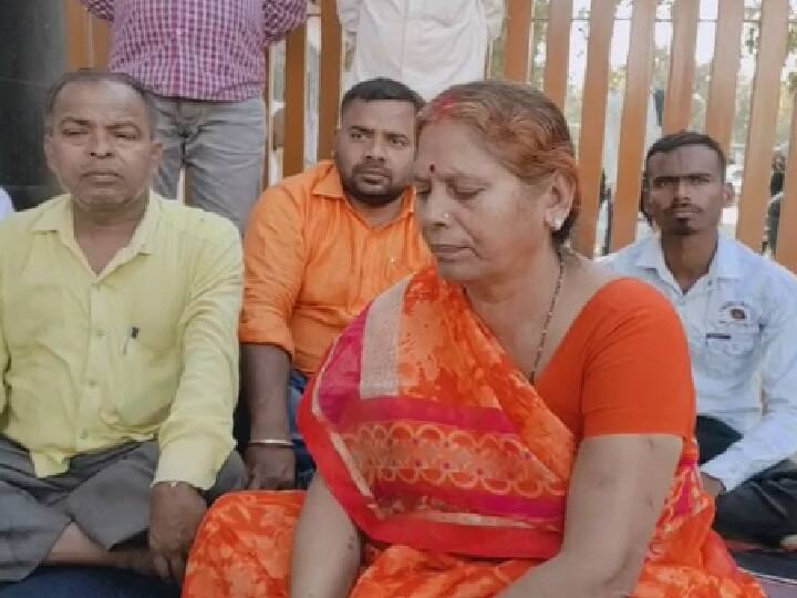 RJD MLA Vibha Devi Strike against his own Mahagathbandhan government Said officials promoting corruption in Nawada ann Bihar: RJD विधायक ने अपनी ही सरकार के खिलाफ खोला मोर्चा, धरने पर बैठीं, कहा- भ्रष्टाचार को बढ़ावा दे रहे पदाधिकारी