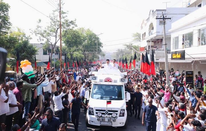 பிறகு, ”முற்போக்கு கூட்டணி வேட்பாளராக காங்கிரஸ் வேட்பாளராக உங்களிடத்தில் ஒப்படைக்கப்பட்டிக்கிற இளங்கோவனை கைச்சின்னத்தில் வாக்களித்து பெருவாரியான வாக்குகள் வித்தியாசத்தில் வெற்றியைத் தேடித்தர வேண்டும்” எனக்கூறினார்