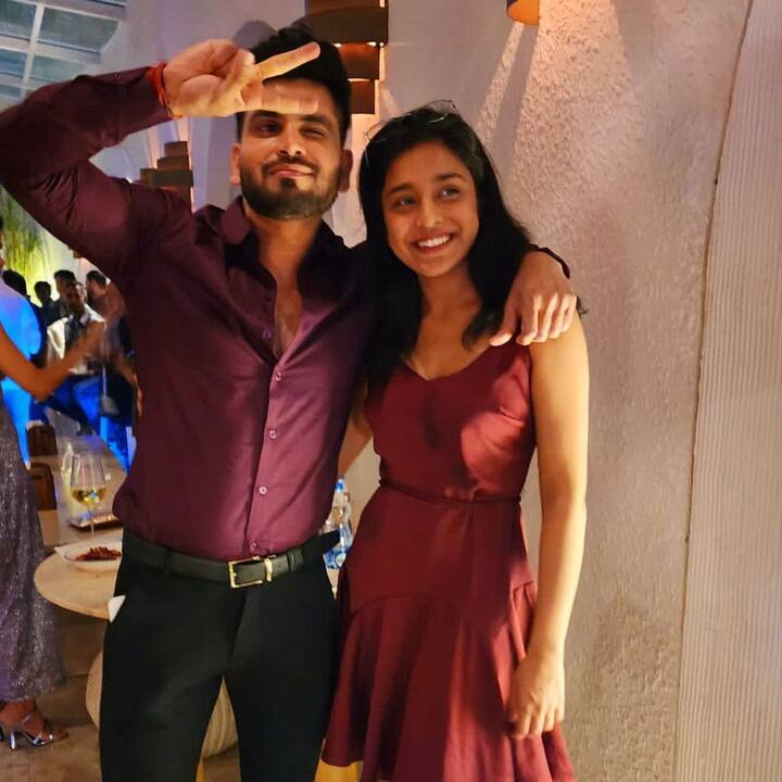 'बिग बॉस 16' च्या सक्सेस पार्टीमध्ये सर्व स्पर्धक दिसले. जांभळ्या रंगाच्या शर्टमध्ये शिव ठाकरे डॅशिंग दिसत होता. त्याने सुंबूल तौकीर खानसोबत पोज दिली. PC : endemolshineind (instagram)