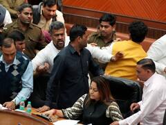 Delhi MCD में एक दूसरे पर हमलावर हुए माननीय, किसी ने पकड़ी कॉलर तो किसी ने माइक, देखें तस्वीरें