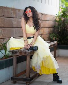 Sakshi Agarwal : ‘உன் கண்களில் என்ன காந்தம் இருக்கிறதா..’ பிக்பாஸ் புகழ் சாக்‌ஷியின் மஞ்சள் நிற க்ளிக்ஸ்!